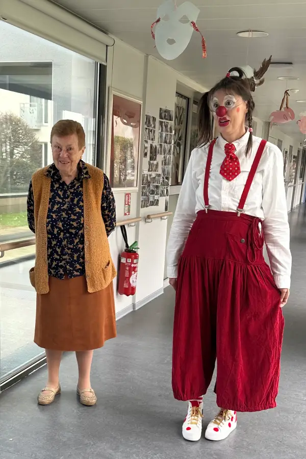 Clown ehpad médiatiation visite résidents antennes du coeur